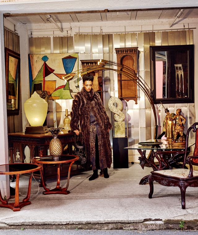 画像1: 「Sentimental FX」にて撮影。 ドレス(参考商品)・靴¥168,300/ロエベ ロエベ ジャパン クライアントサービス TEL.03-6215-6116