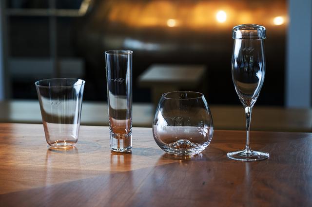 画像: テイスティンググラスやハイボールグラスなど、蒸留所オリジナルのプロダクトも販売されている