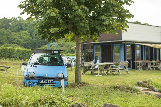 画像: 役目を終えた水色のルノー車は、この店のシンボル