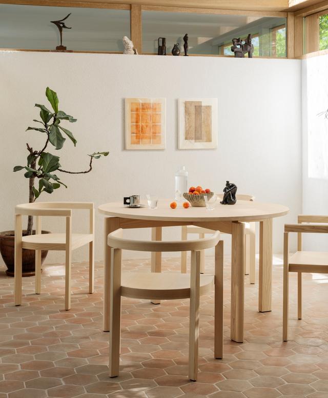 画像: こちらは無垢材天板タイプで椅子は同シリーズのもの COURTESY OF FRITZ HANSEN