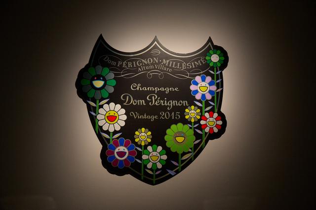 画像: ローンチ会場の壁に大きくあしらわれたエチケット。「ドン ペリニヨン」のラベルに伝統的に描かれてきたブドウ畑が、このコラボレーションで村上隆のフラワーに置き換えられた。