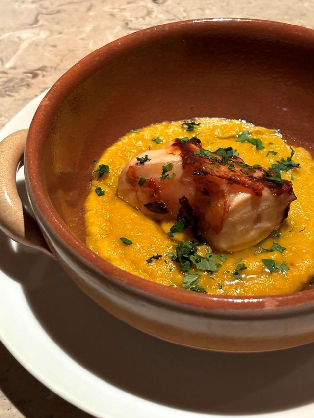 画像: メインはシグネチャーディッシュの柔らかなタコのロースト。乾燥そら豆のペーストはほどよくピリ辛だ。バローロと