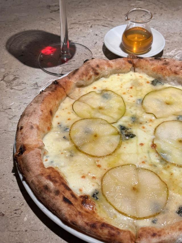 画像: 洋梨とゴルゴンゾーラのピッツァに、グレープソーダのような赤い発泡ランブルスコを合わせて