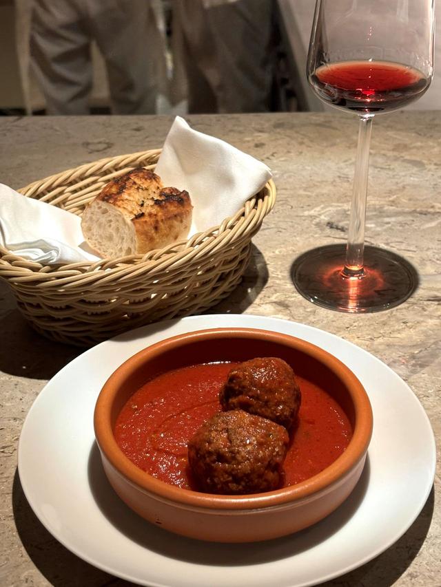 画像: 前菜の仔牛と豚肉のミートボールトマト煮込み。“NYらしさを感じさせる、おしゃれなイタリア家庭料理”という印象だ。今回紹介しているお料理はコースで¥7,800、どれもアラカルトでも頼める。また、ワインペアリングも楽しい(コースの金額+¥2,900)