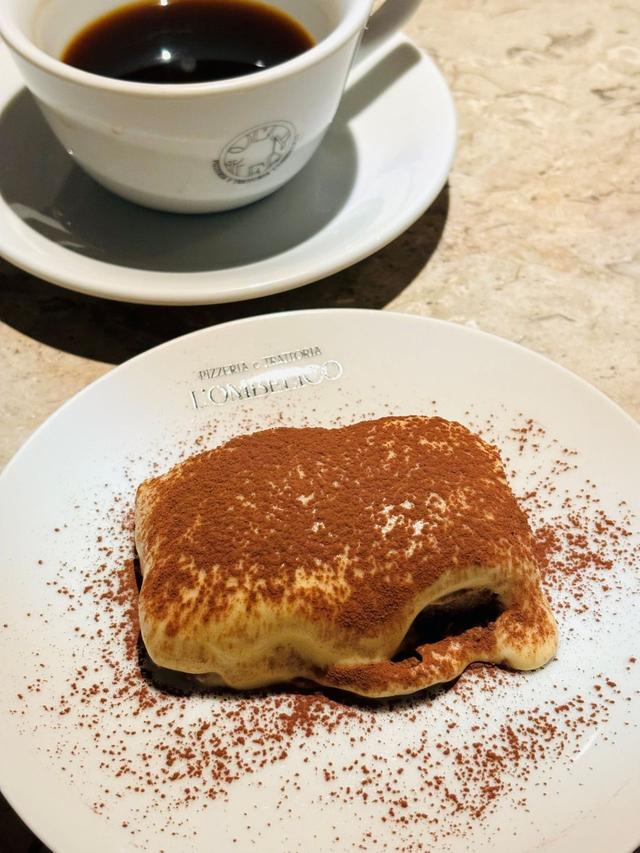 画像: ドルチェのさつまいものティラミス。コースでは、食後のコーヒーか紅茶が選べる