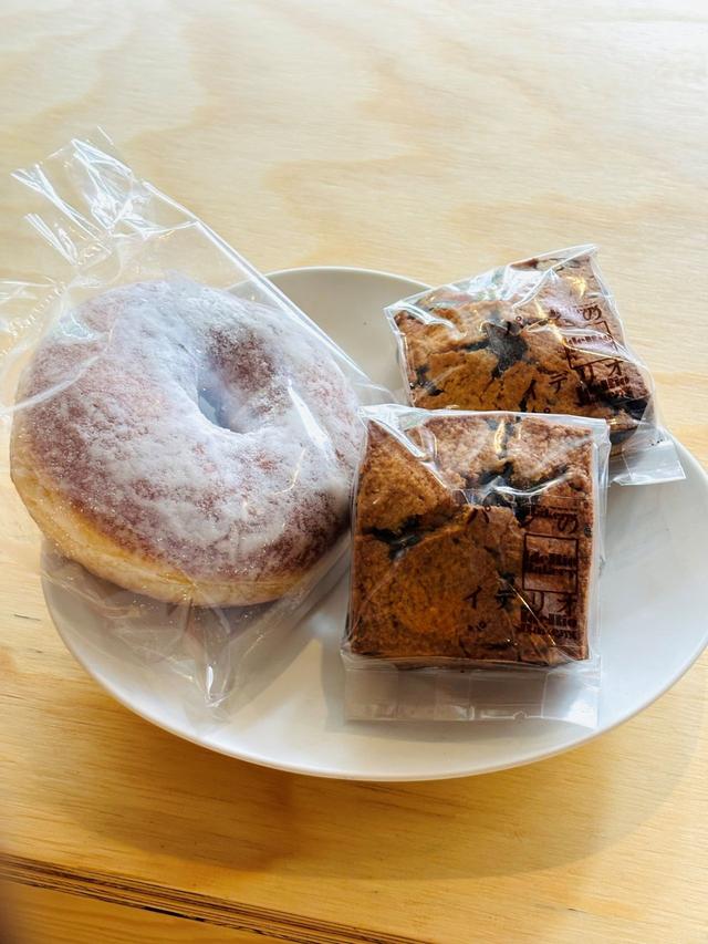 画像: 8時から18時まではカフェ「Sedai Coffee(セダイコーヒー)」としても営業していて、木場の人気店「パンのイデリオ」のパンや焼き菓子も。ドッグフレンドリーな店内で、テラス席もある