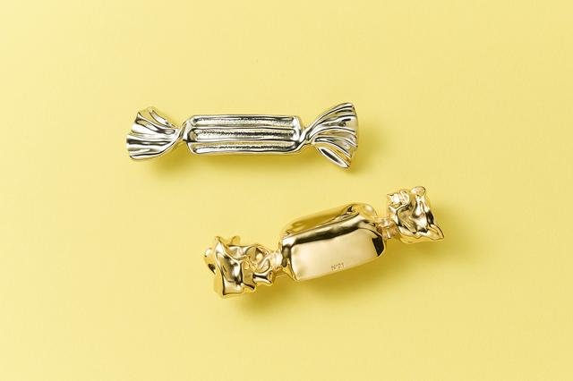 画像: ブローチ 各¥53,900/ヌメロ ヴェントゥーノ
