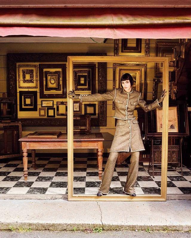 画像: 「LVS Antiquités」にて撮影。 ジャケット¥1,387,100・スカート¥860,200・パンツ¥1,001,000・グローブ(参考商品)・靴¥236,500/シャネル シャネル カスタマー ケア センターTEL.0120-525-519