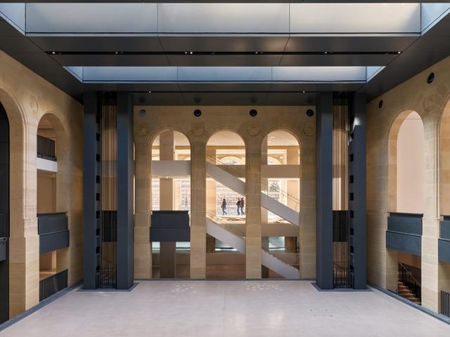 画像: 建物の内部は、5つの可動式プラットフォーム(床)が縦横に動き、展示内容に合わせた空間を演出できる仕組みになっている © Jean Nouvel ADAGP, Paris, 2025. Photo © Martin Argyroglo