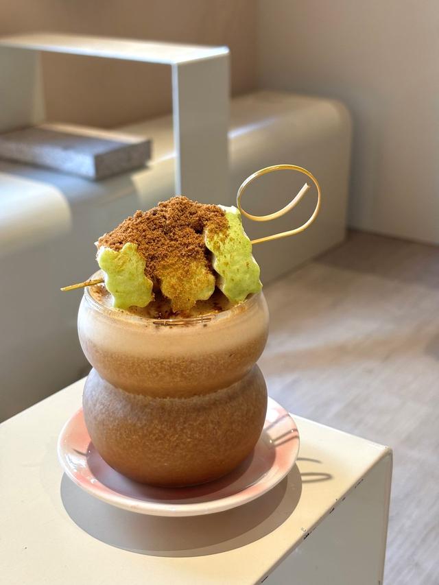 画像: 看板メニューのグアバコーヒーはNT$170。トッピングにシャキシャキとした食感のグアバに黒糖がパラリ