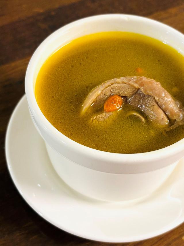 画像: 首烏ほ雞湯(シュウホウケイトウ)NT$250。ほんのりカレーのような漢方の香り