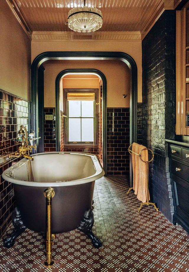 画像: メインのバスルーム。「ローマン&ウィリアムス」がバス&キッチンのハイブランド「Waterworks」向けにデザインしたコレクション「R.W. Atlas」のタイルや、「Country Floors」の石灰岩のモザイクを使用。ヴィンテージの脚つきのバスタブや、「Barber Wilsons」の水回りのパーツがさりげない気品を感じさせる。