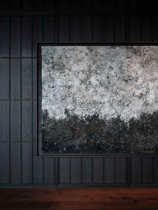 画像: 最上階20階のレセプションに飾られた「空と土」をテーマにしたハタノワタル氏の作品。パティーナ大阪の敷地から採取した土と、和紙、こんにゃく、柿などの植物由来の素材を用いて制作されている。施設内のアート作品からもサステナビリティと土地への敬意を感じる PHOTOGRAPHS: COURTESY OF PATINA OSAKA