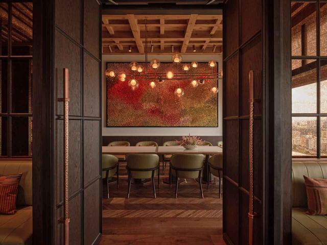 画像: ラグジュアリーホテルでは珍しいバスク料理のレストラン「IÑAKI(イナキ)」。写真は12名まで利用可能なプライベートルーム。木目の天井からコパー色のドアの取手にいたるまで落ち着いた雰囲気が漂う。宿泊ゲストはここで、大阪城と大阪市内を見ながら朝食がいただける