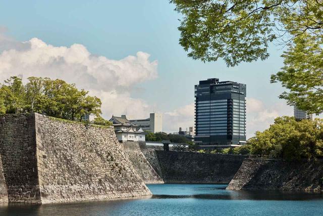 画像: 大阪城と難波宮跡に隣接する「パティーナ大阪」は20階建てで、建物すべてがホテル。スイートルームを含む全221の客室、５つのレストラン＆バー、リスニングルーム by OJAS、スパ＆ウェルネス、ボールルームを備え、事前問合せが必要だがペット同伴の宿泊も可能