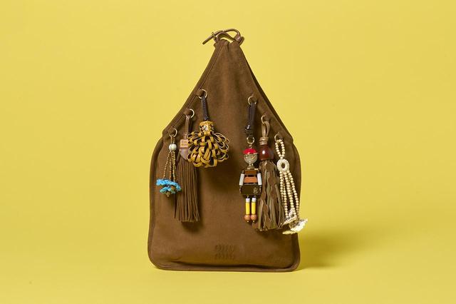 画像: バッグ〈H37×W24cm〉￥726,000（予定価格）／ミュウミュウ