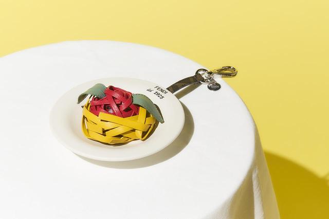 画像: チャーム「フェットチーネ」￥145,200／フェンディ