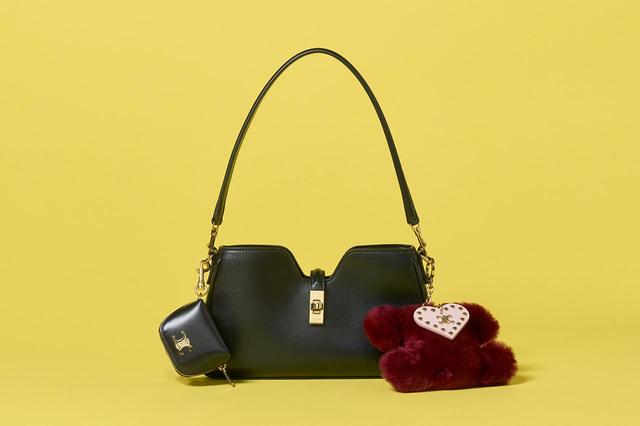 画像: バッグ〈H15×W27×D4cm〉￥412,500・チャーム（左から）￥106,700・￥90,200(ともに予定価格)／セリーヌ