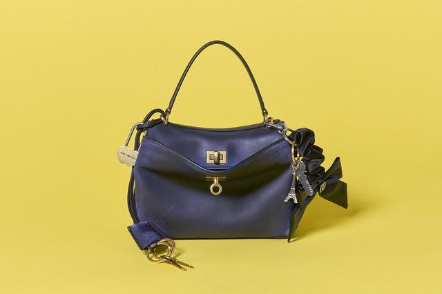 画像: チャームつきバッグ〈H27×W23×D9cm〉¥ 622,600／バレンシアガ