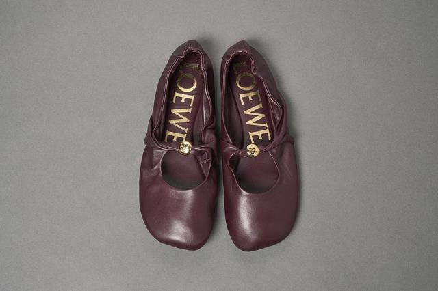 画像: 靴¥146,300/ロエベ