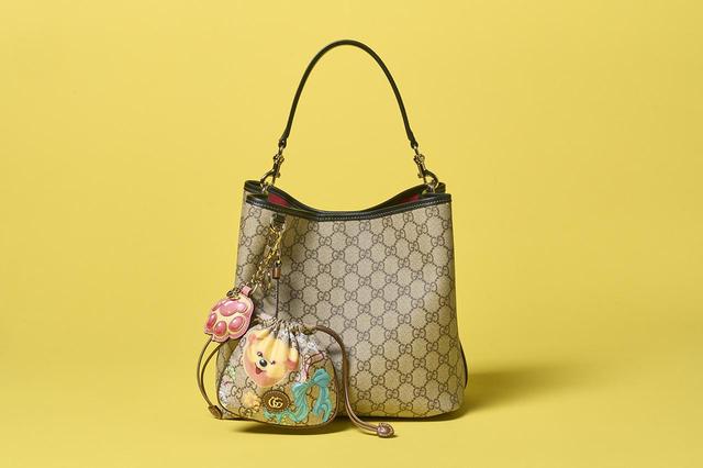 画像: バッグ〈H25×W25×D15.5cm〉￥309,100・チャーム（肉球）￥82,500・チャーム（ポーチ）￥86,900／グッチ