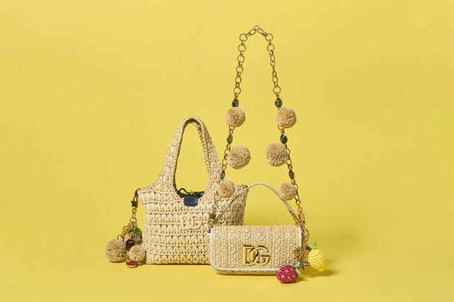 画像: バッグ 左〈H20×W25×D5.5cm〉￥363,000・チャーム￥96,800・右 〈H10,5×W19.5×D5cm〉￥321,200・ショルダーストラップ￥¥224,400・チャーム（参考商品）／ドルチェ＆ガッバーナ