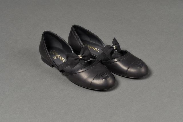 画像: 靴¥226,600/シャネル