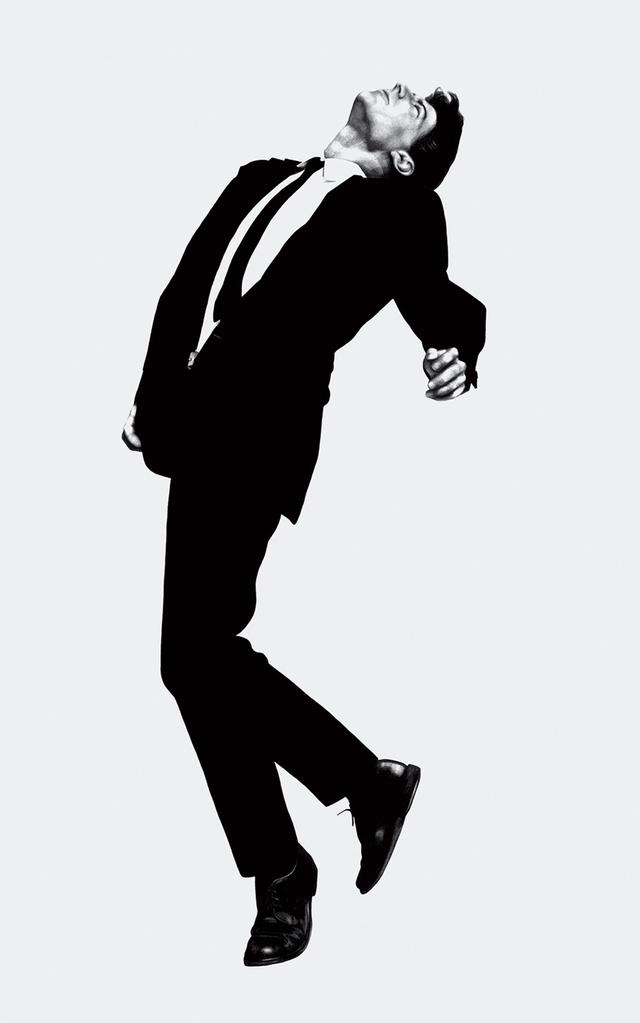 画像: 《無題（ジュールズ）》。ロンゴの《メン・イン・ザ・シティーズ》（1979-1983年）シリーズの絵画の一枚。 ROBERT LONGO, “UNTITLED (JULES),” FROM THE SERIES “MEN IN THE CITIES,” 1979-83, CHARCOAL AND GRAPHITE ON PAPER, COURTESY OF ROBERT LONGO STUDIO © 2025 ROBERT LONGO/ARTISTS RIGHTS SOCIETY (ARS), NEW YORK