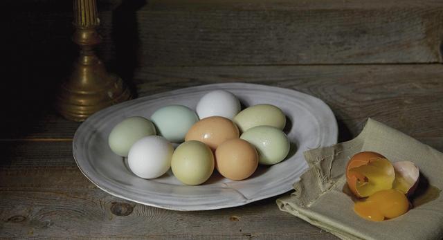 画像: この記事の静物写真に写るのは、フォトグラファーのパトリシア・ヒールとスタイリストのマーティン・ボーンが住むニューヨーク州北部サリバン郡の農家から仕入れた鶏卵。フェルメール、セザンヌ、モリスの絵画、特にモリスの《Cotyledon and Eggs》(1944年作)に描かれた光や奇妙な遠近感から着想を得た。