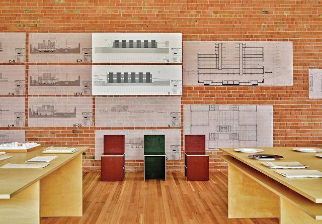 画像: かつては食料品店、のちにユニフォーム専門店が営まれていたこの建物を、芸術家のドナルド・ジャッドは1990年に購入し、自身の建築事務所として使うつもりだった。だが、正式に開業するには至らなかった。 JOHN CHAMBERLAIN, “ZIA,” 1964, METAL AND LACQUER WITH REFLECTIVE FLAKE ON FIBERBOARD © 2025 FAIRWEATHER & FAIRWEATHER LTD./ARTISTS RIGHTS SOCIETY (ARS), NEW YORK DONALD JUDD FURNITURE © 2025 JUDD FOUNDATION/ARTISTS RIGHTS SOCIETY (ARS), NEW YORK