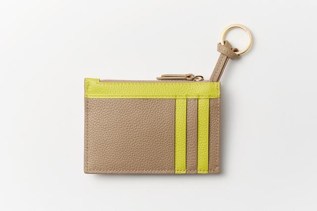 画像: カードスリット4つ。キーリングも重宝
