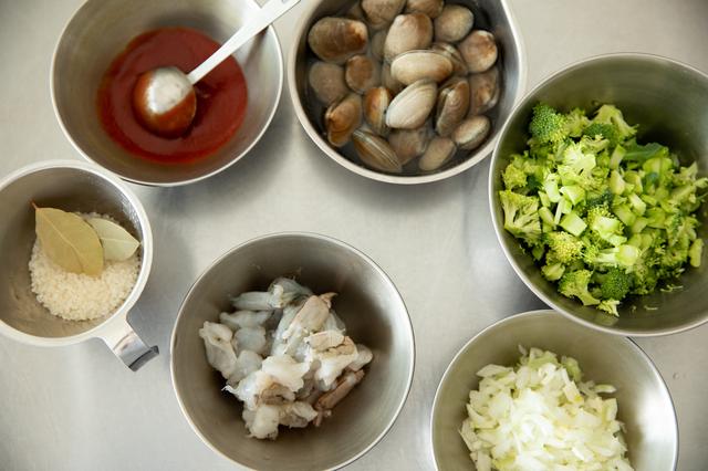 画像: 材料の下ごしらえをする。えびは殻を外し、背に切り込みを入れて背わたを取り、1尾を3、4等分する。ボウルに入れ、塩を揉み込み、水で洗い流して水気を切る。あさりの塩抜きは、8分目くらいの量の水に浸し、塩小さじ1/2程度を振って混ぜ、常温で1〜2時間おく。使う直前にあさり同士をこすり合わせるように流水で洗う。写真のように材料を下ごしらえしたものを揃えてから、一気に火入れするのが料理上手への第一歩。
