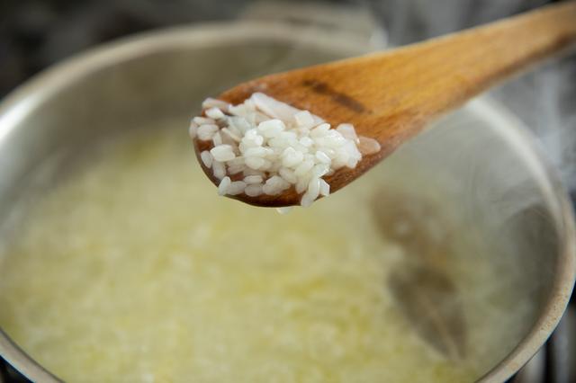 画像: 水600ml(材料外)を注ぎ入れ、弱めの中火で米に火が通るまで煮る。米は、火が入ったか入らないくらいのかための状態がよい。