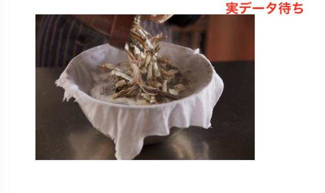 画像: １煮干しのだしを作っておく。いりこははらわたを除く。水4カップに煮干し20尾以上を一晩漬けておく（暑い時期は冷蔵庫に入れる）。使う前に、さらしをざるの上に広げて煮干しを漉す。時間がない場合は、鍋に煮干しと水を入れ、中火にかけ、沸騰したら弱火にして15分ほど火にかけ、同様に濾す。