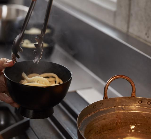 画像: ３ 別鍋にお湯を沸かし、うどんを入れて軽く温め、うどんを器に取り分ける。