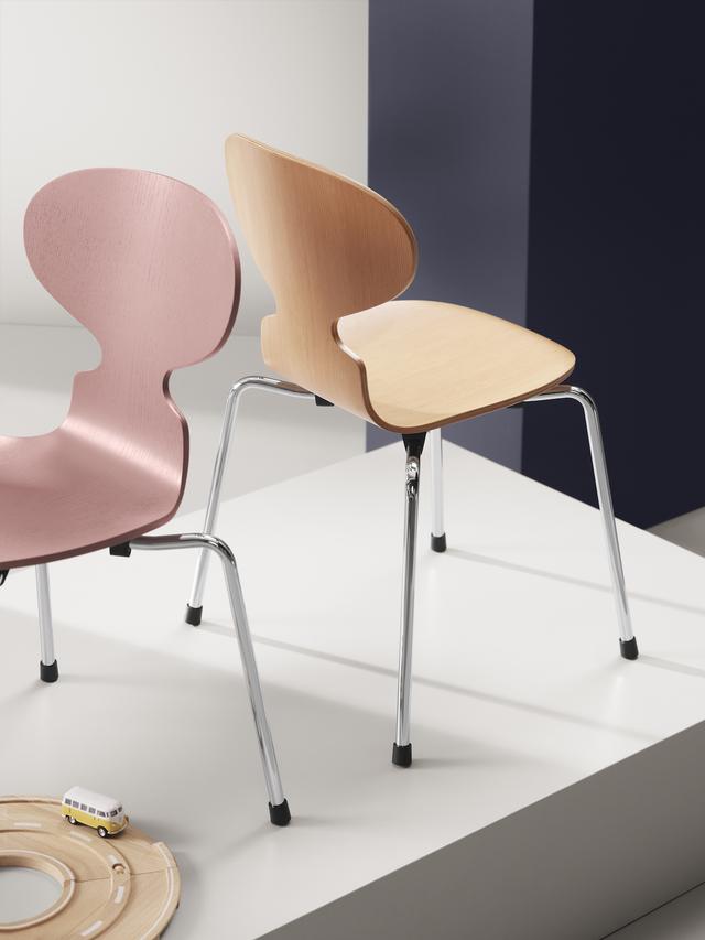 画像: 写真右のナチュラルウッドカラーは参考商品 COURTESY OF FRITZ HANSEN