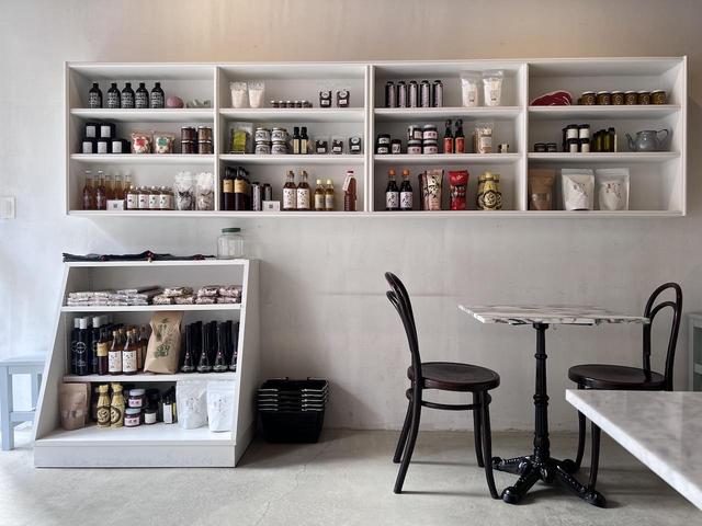 画像: 時代と内装はそのままに新たに食料品を販売する棚を設置