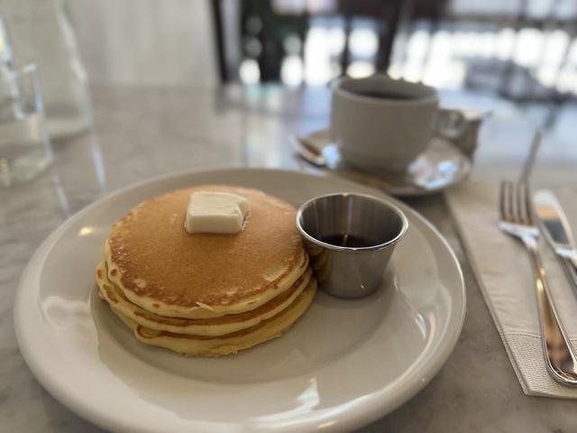 画像: バターを作る時にできる副産物、バターミルクを使い、かすかな酸味が甘味を引きたたせる。もっちり食感の「バターミルクパンケーキ」￥1,500