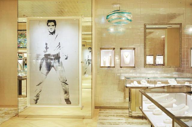 画像: 2 階のウォッチ ギャラリーの奥にはアンディ・ウォーホルの作品《Double Elvis》が展示されている。アメリカンポップカルチャーへのリスペクトを象徴する作品。周囲を鏡張りにして、来店者が鏡に映った自分と作品の一体化を楽しめるように配慮されている。