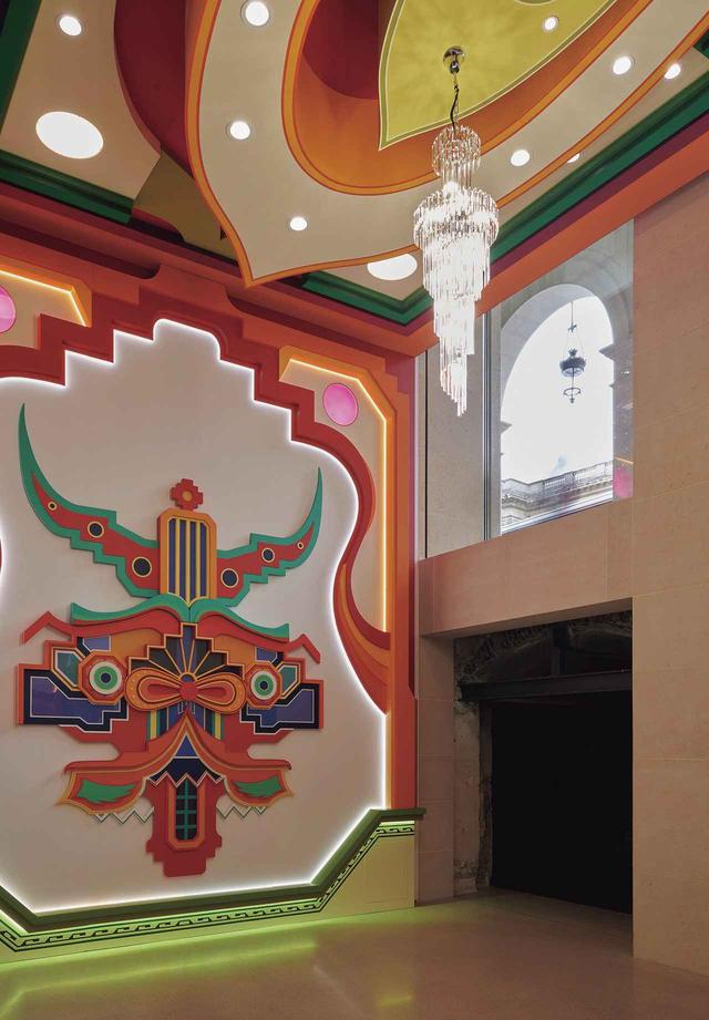 画像: 独学で建築を学んだ南米ボリビアの建築家フレディ・ママニは、先住民アイマラ族の文化特有の幾何学パターンと鮮やかな色彩を組み合わせたネオアンデス建築の旗手。財団ではこうしたアイマラ族の暮らしを伝える建築もコミッションし、所蔵する。 © MARC DOMAGE