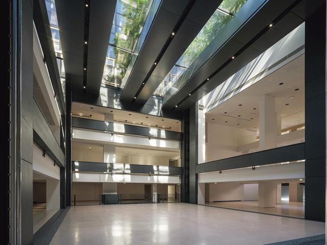 画像: 展示空間は地下1 階、地上2 階だが、可動式の床(プラットフォーム)を底部ギリギリまで下げると最高11mの天井高の巨大な箱となる。 © JEAN NOUVEL / ADAGP, PARIS, 2025. PHOTO © MARTIN ARGYROGLO