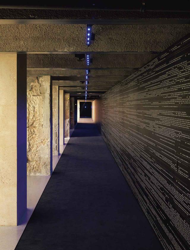 画像: 地下階の通路で、現代音響芸術集団サウンドウォーク・コレクティヴと音響生態学者バーニー・クラウスのコラボレーションによる、自然の音を5000時間も録音したという音声が空間を包む。 © MARC DOMAGE