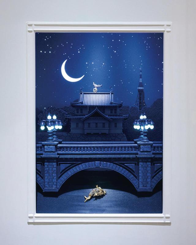 画像: 皇居とお堀にかかる橋をモチーフにした地下1階のウィンドウ。屋根の上には「バード オン ア ロック」のブローチ、手前には魚のモチーフのブローチが。 COURTESY OF TIFFANY & CO.