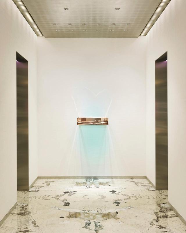 画像: ２階エレベーター前にはドナルド・ジャッドの作品《Untitled（無題）》。銅製の長方形の枠の上に重ねたアクリル板が照明を受けてティファニー ブルーの影を落とす。 COURTESY OF TIFFANY & CO.