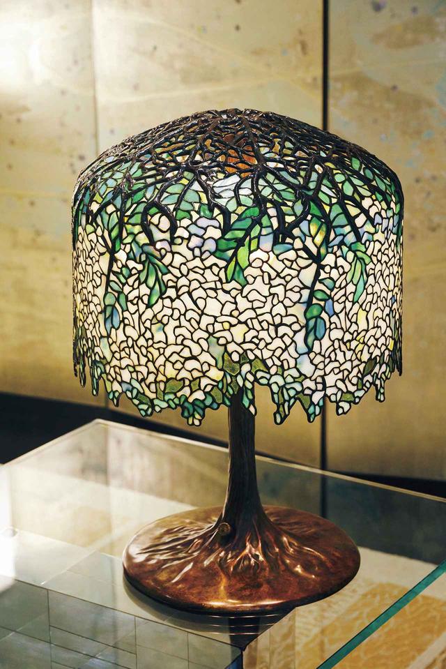 画像: ルイス・コンフォート・ティファニーが監修した1904年製の「ウィステリア テーブルランプ」。