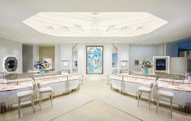 画像: 1 階に展示されているのはイタリア人アーティスト、ミケランジェロ・ピストレットによる《Color and Light》。ティファニーのブランドカラーであるティファニー ブルーと、ピストレットの代表的な手法であるミラーを用いた作品だ。 COURTESY OF TIFFANY & CO.