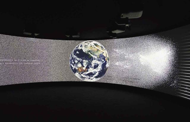 画像: 建築家集団のディラー・スコフィディオ+レンフロによる、人口移動や気候変動のデータによって地球の状態を可視化させた映像が、過去と現代の暮らしをつなぐ。 © MARC DOMAGE