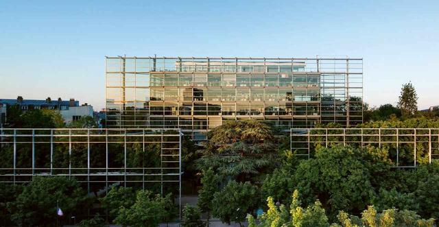 画像: 1994年、パリ14区にジャン・ヌーヴェルが更地から設計した二番目の拠点。光によって周りの景色がガラス張りの建築を透過するため、存在が消える建築と言われた。全面ガラス張りの建築には絵画や写真をかける壁が存在せず、アートの展示のあり方を根本から考え直すことになった。 © JEAN NOUVEL, EMMANUEL CATTANI & ASSOCIÉS / ADAGP, PARIS, 2024 PHOTOGRAPHER © LUC BOEGLY