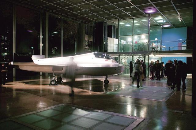 画像: 財団はアーティストの領域を限定せず、絵画、彫刻、写真、映像、ファッション、建築とどんな表現でも支援。2005年、プロダクトデザイナーのマーク・ニューソンが構想したジェット機《Kelvin 40》も財団によって制作が実現。 © MARC NEWSON LTD. PHOTOGRAPHER © DANIEL ADRIC