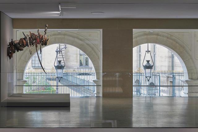 画像: ミュージアムの中からはアート越しに人が往来する街の光景が重なり、一方で外からは、ブティックのウィンドウのように道行く人の視線をミュージアムへと誘う。 © MARC DOMAGE